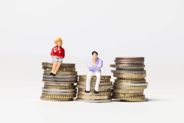 Cinsiyet eşitliği kavramı. sikke yığını üzerinde erkek ve kadın.