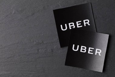 Uber logosunun fotoğrafı. Uber popüler bir taksi stilidir.