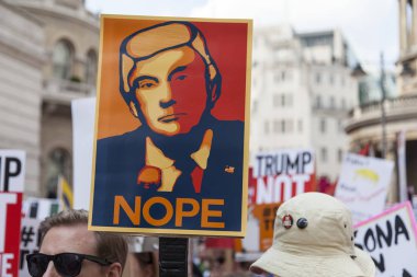 Londra, Uk - 14 Temmuz 2018: Büyük bir protestocu kitlesi toplandı