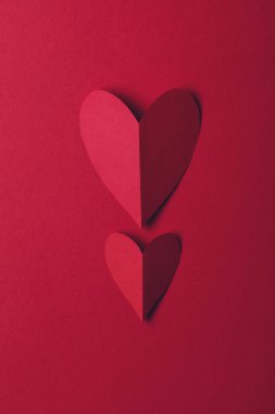 Kırmızı kağıt, kalbi kırmızı arka planda sever. Sevgililer Günü romantizm geçmişi