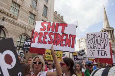 Londra, Uk - 14 Temmuz 2018: Büyük bir protestocu kitlesi toplandı
