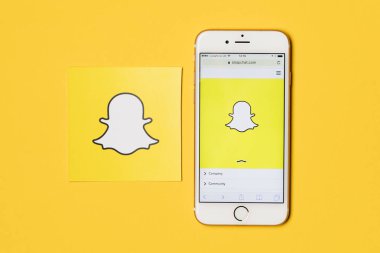 Oxford, Uk - 9 Ocak 2017: Snapc 'i gösteren bir elma iPhone