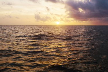 Tropikal deniz üzerinde dramatik günbatımı