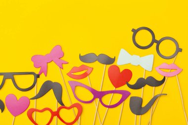 Sarı arka planda parti aksesuarları. Doğum günü, düğün partisi Cele