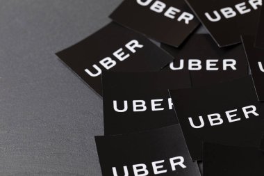 Uber logosunun fotoğrafı. Uber popüler bir taksi stilidir.