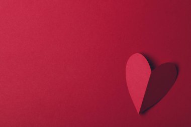 Kırmızı kağıt, kalbi kırmızı arka planda sever. Sevgililer Günü.