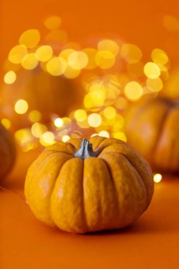 Cadılar Bayramı balkabakları parlak turuncu renkli ışıklara karşı bulanık