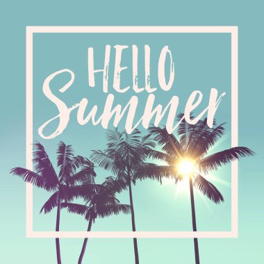 Yaz mesajı, parlak güneşe karşı tropik palmiye ağacı silueti