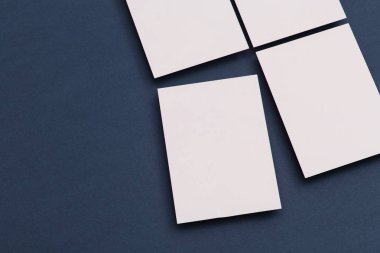 Mavi arkaplanda beyaz kartpostal ilanı