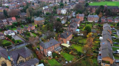 Birkenhead, Uk 'taki banliyö evleri ve yolları üzerinde hava manzarası