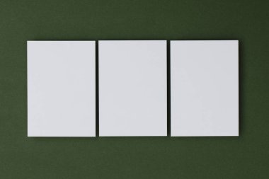 Yeşil arkaplanda boş beyaz kartpostal