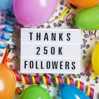 250.000 takipçiye teşekkürler sosyal medya ışıkkutusu arka planı. 
