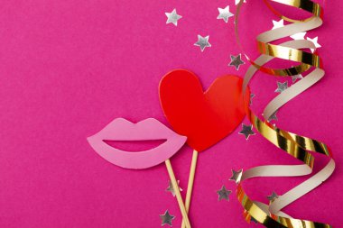 Pembe arka planda eğlenceli parti malzemeleri. Düğün, parti çekimleri.