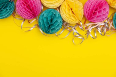 Parlak parti bal peteği ponpon süslemeleri