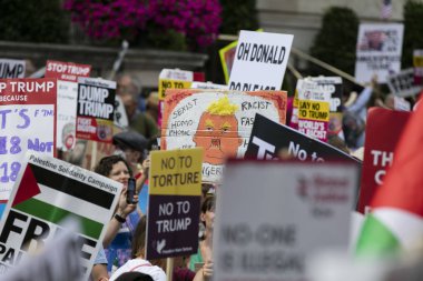 Londra, Uk - 14 Temmuz 2018: Büyük bir protestocu kitlesi toplandı