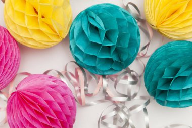 Parlak parti bal peteği ponpon süslemeleri