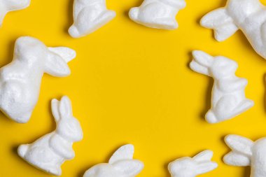 Parlak sarı arka planda Paskalya tavşanları