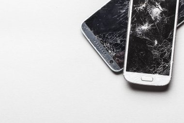 Bir cep telefonunun kırılmış kırık ekranı.