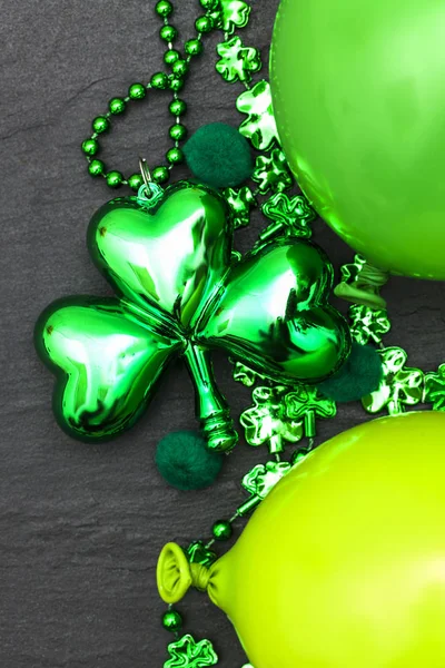 День святого Патрика фон с зелеными воздушными шарами и трилистник — стоковое фото