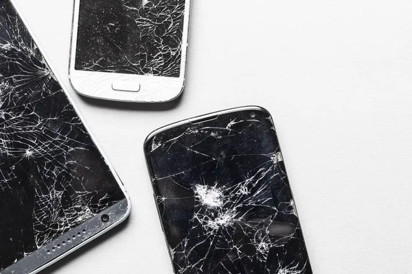 Bir cep telefonunun kırılmış kırık ekranı.