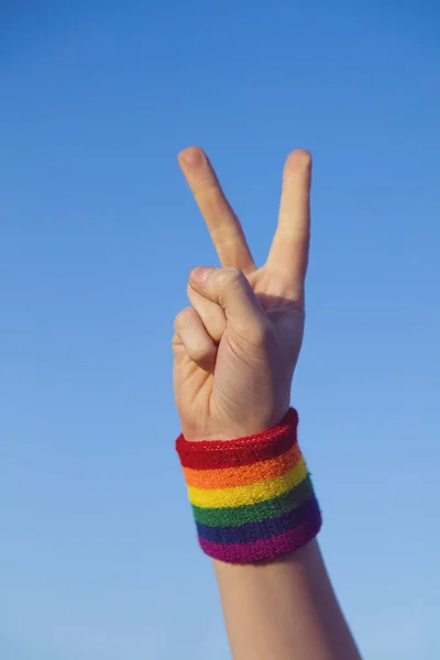 Myšlenka gay hrdosti. Ruka dělá V mírové znamení s homosexuální pýchou Lgb — Stock fotografie