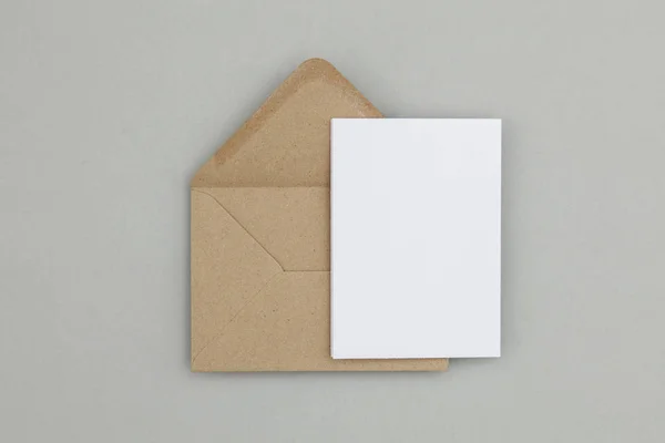 Cartão branco em branco com kraft papel marrom envelope modelo mock u — Fotografia de Stock