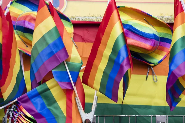 Bandeiras do arco-íris gay em uma marcha do orgulho gay LGBT em Londres — Fotografia de Stock