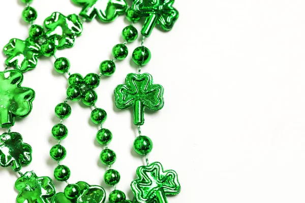 St patrick 's day hintergrund mit grünem shamrock kleeblatt deko — Stockfoto