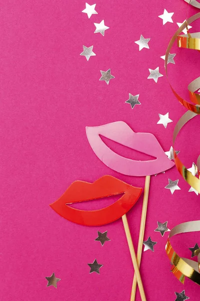 Pembe arka planda eğlenceli parti malzemeleri. Düğün, parti çekimleri.