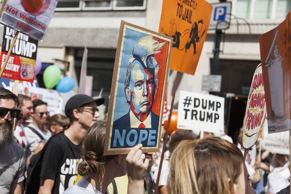 2018年7月14日：大批抗议者聚集在伦敦 — 图库照片