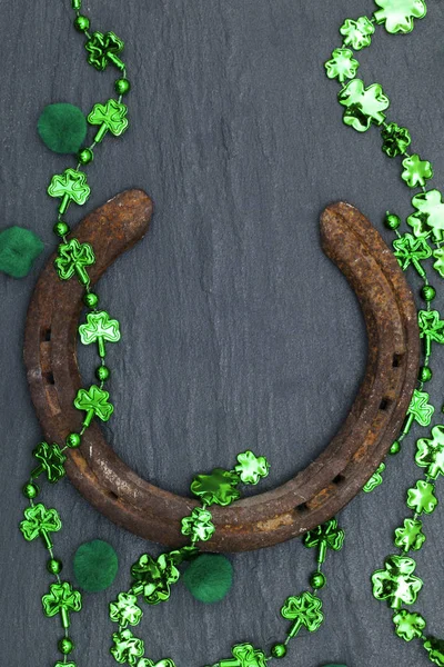 Sapato de cavalo sortudo com decorações de trevo verde do dia de St Patrick — Fotografia de Stock