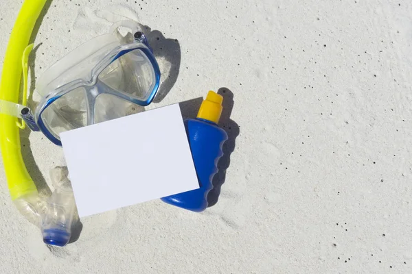 Fond de vacances d'été avec tuba et masque, crème solaire et — Photo