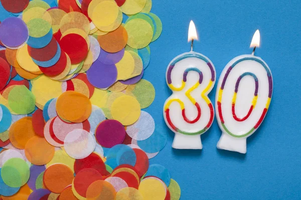 Nummer 30 viering kaars met party confetti — Stockfoto