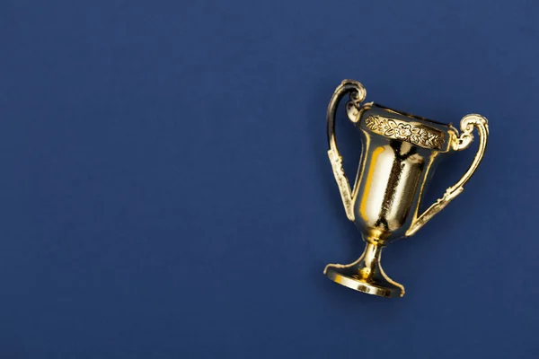 Lauréats d'or trophée d'accomplissement fond — Photo