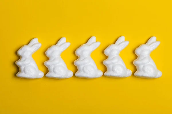 Paashaas konijnen op een felgele achtergrond — Stockfoto