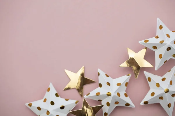 Decoraciones de estrellas blancas y doradas sobre un rosa pastel. Festi estacional —  Fotos de Stock