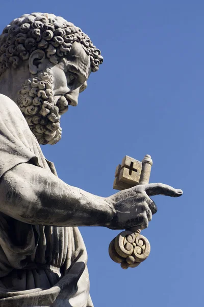 Estatua de San Pedro fuera de la basílica de San Pedro en la Ciudad del Vaticano —  Fotos de Stock