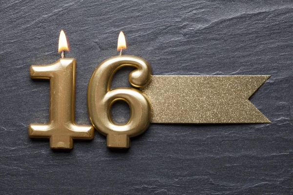 Goud nummer 16 viering kaars met glitter label — Stockfoto
