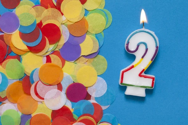 Numer 2 świeca uroczystości z konfetti party — Zdjęcie stockowe