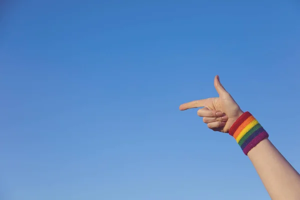 Concepto de orgullo gay. Señalando la mano con el orgullo gay LGBT arco iris fla —  Fotos de Stock