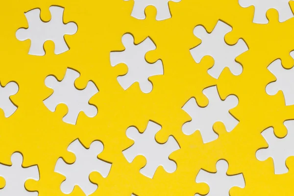 Puzzle blanc pièces sur un fond jaune. Solu d'entreprise — Photo