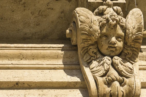 Vytesaný cherub detail na historické budově — Stock fotografie