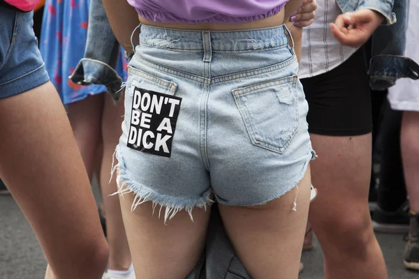 Donna indossa un dont essere un cazzo adesivo a un gay orgoglio marcia in lon — Foto Stock