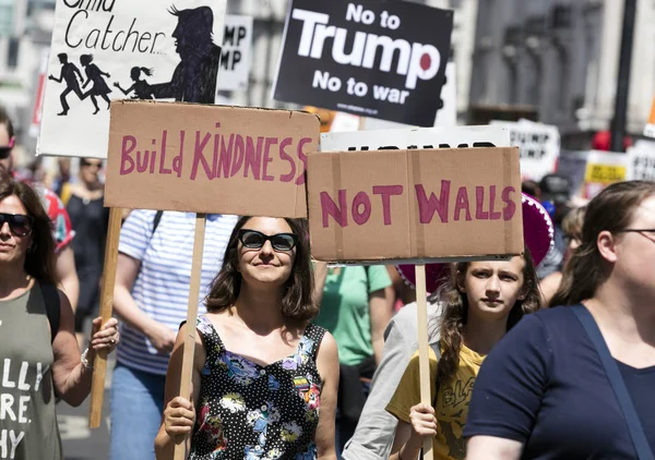 LONDRES, Reino Unido - 14 de julio de 2018: Grandes multitudes de manifestantes se reúnen en —  Fotos de Stock