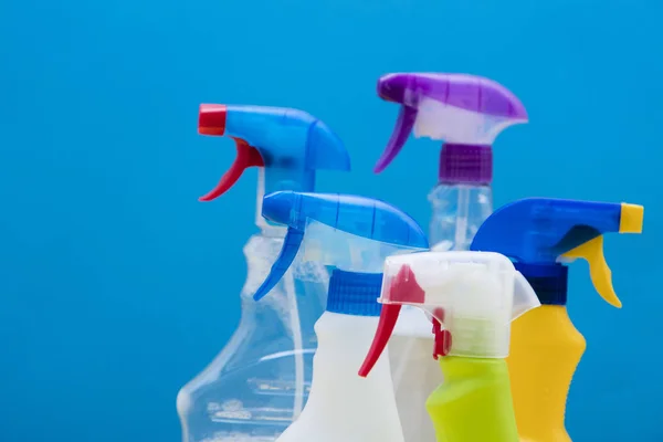 Limpieza de productos de botellas en aerosol sobre un fondo azul brillante — Foto de Stock