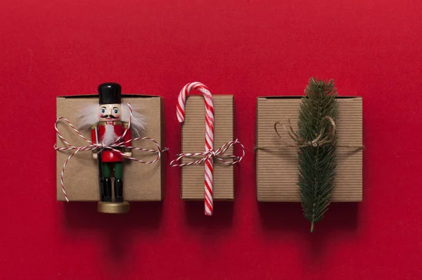 Presentes de Natal festivos em um fundo vermelho — Fotografia de Stock