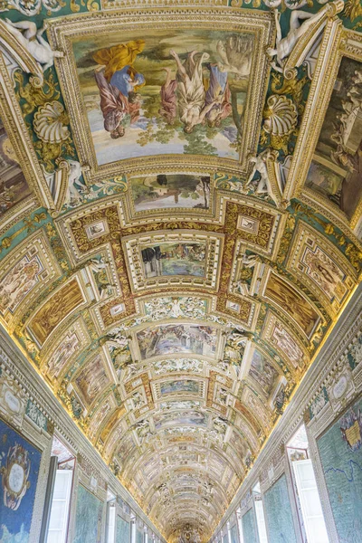 ROMA, ITÁLIA - 21 de junho de 2018: pinturas clássicas ornamentadas na — Fotografia de Stock