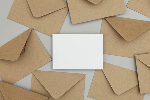 クラフト茶色の紙封筒テンプレートモックウと空白の白いカード — ストック写真