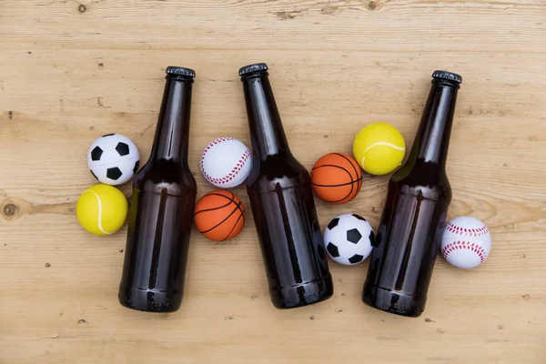 Sportwedstrijdfeest. Bierfles met voetbal, basketbal, baseb — Stockfoto