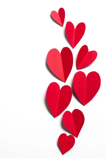 Rode handgemaakte papieren hartjes op een witte achtergrond — Stockfoto